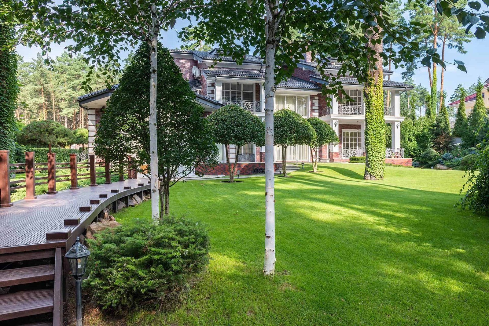 Beautifully maintained lawn and landscaping in Wesley Chapel FL